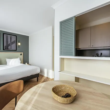 Adagio Buttes Chaumont Lägenhetshotell 3*